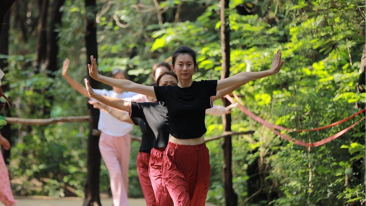 江南体育《途步山东》带您寻访济南市英雄山的健身达人(图2)