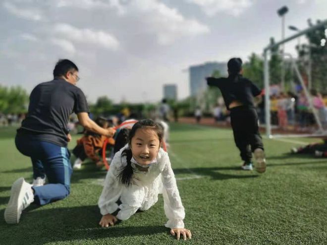 郑州经开区滨河第一小学开展一年级综合趣味技能体育活动(图4)