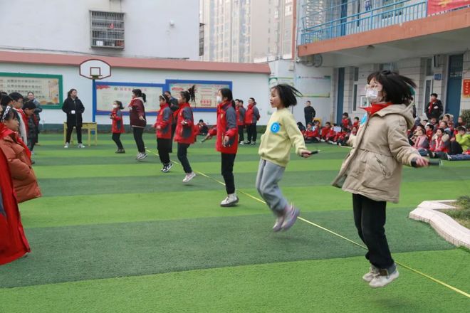 江南体育潢川县第七小学举行“庆元旦”冬季趣味运动会(图5)