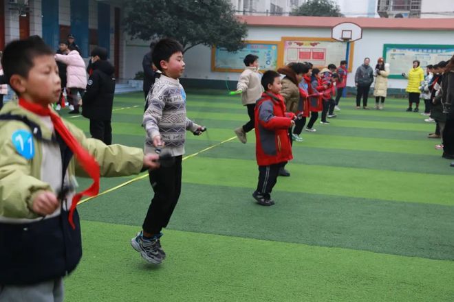 江南体育潢川县第七小学举行“庆元旦”冬季趣味运动会(图6)