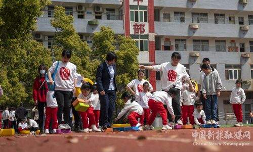 江南体育邵东创新幼儿园举办“阳光运动 悦享童年”亲子运动会(图3)